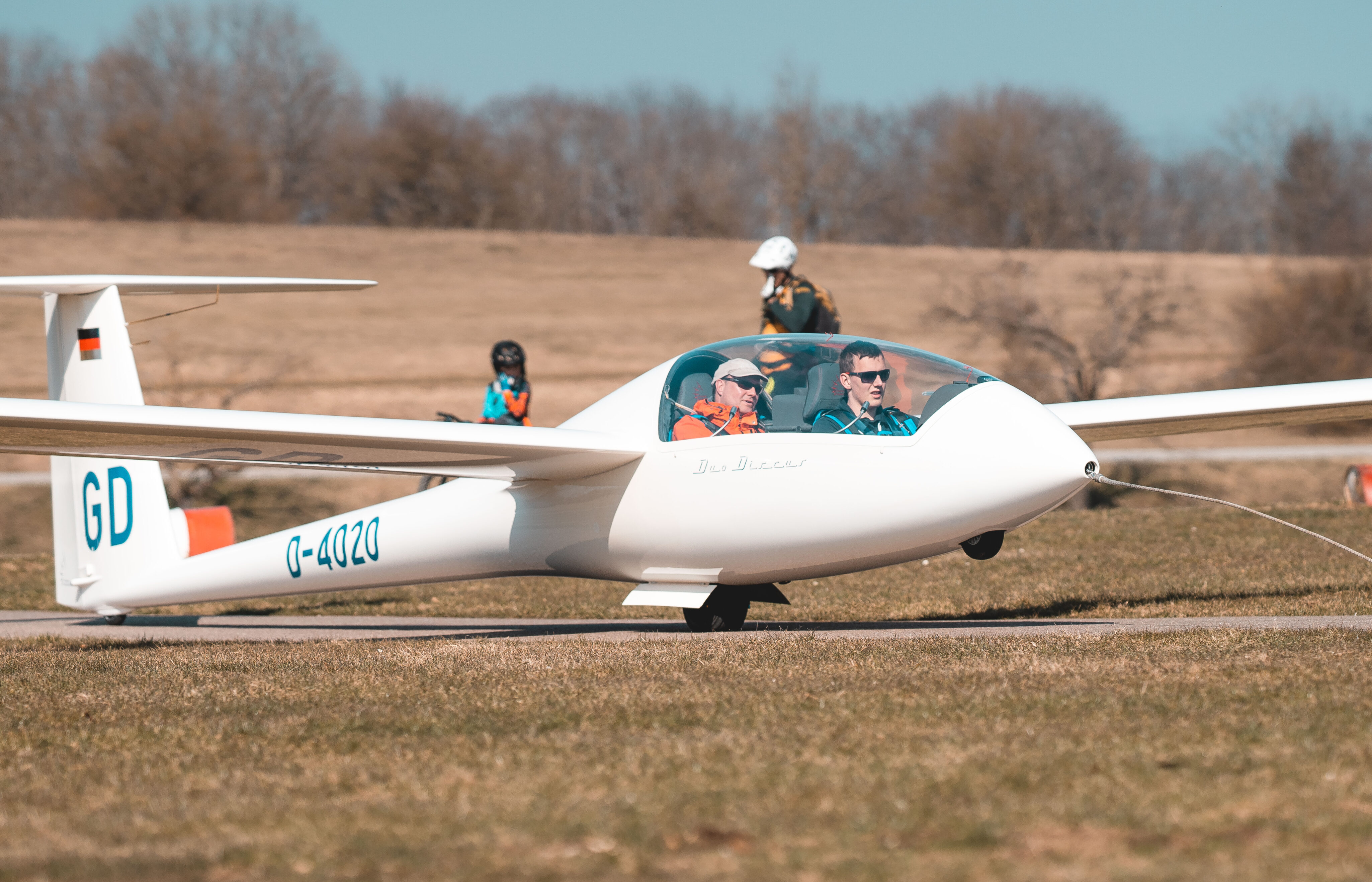 Fluglehrer begleitet Flugschüler